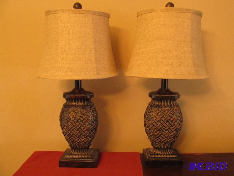 lot 122 image: Very Nice Set of Bed Side Lamps Like New