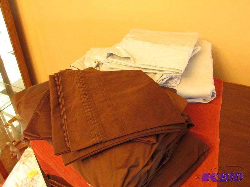 lot 128 image: Very Nice Brown King Sheets and a Nice Set of Light Blue King Sheets Both Sets are Sateen