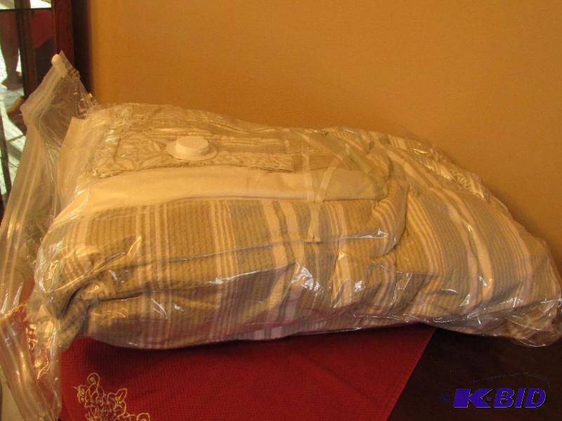 lot 133 image: King Size Bed Set in a Vacuum Bag