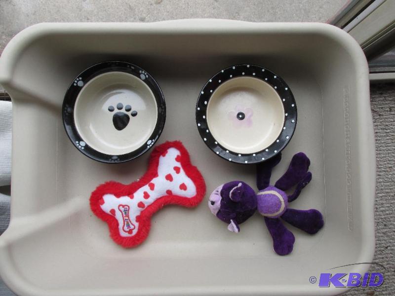 lot 171 image: Bowls and Things for Your Special Someones
