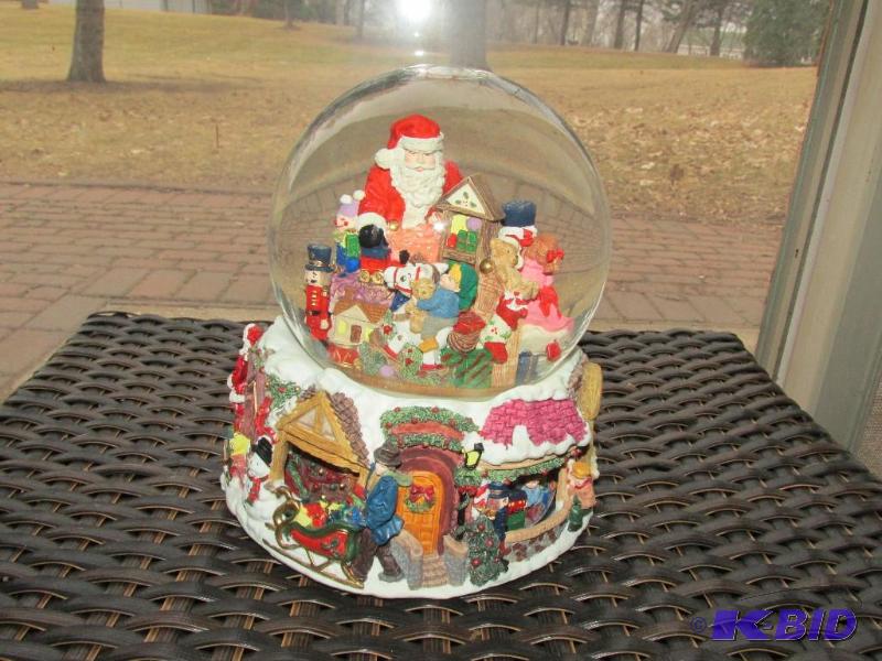 lot 197 image: Holiday Snow Globe