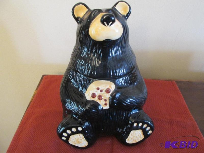 lot 35 image: Bearfoots Bear Cookie Jar