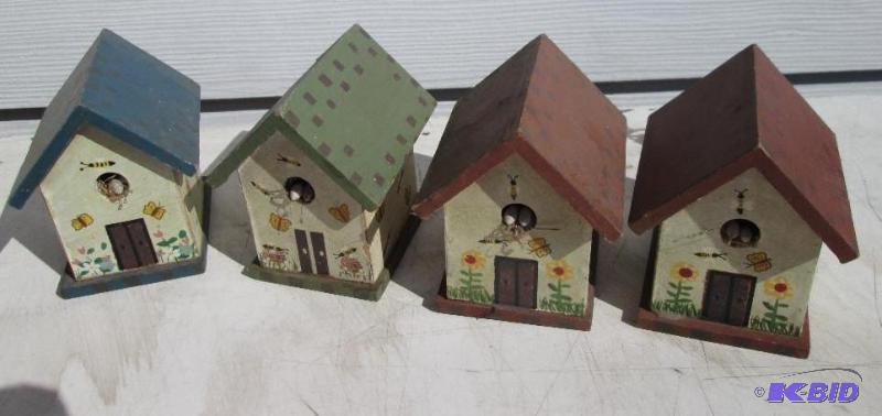 lot 134 image: Lot of small decorative bird houses...