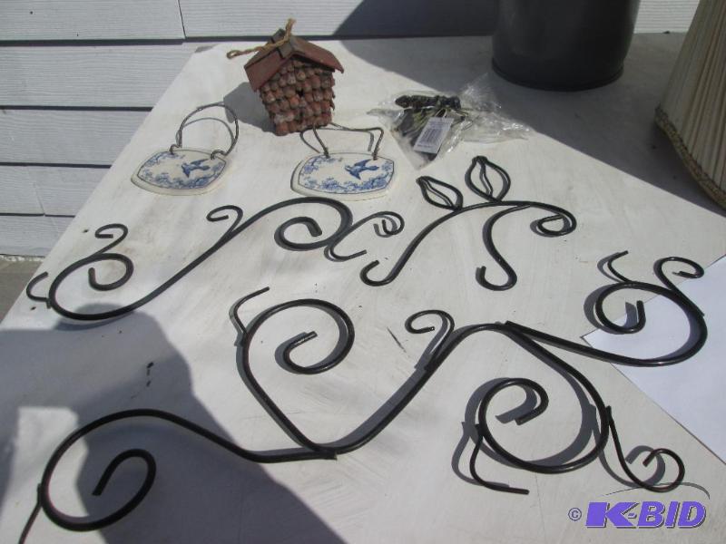 lot 136 image: Lot of wall dcor and hangings...