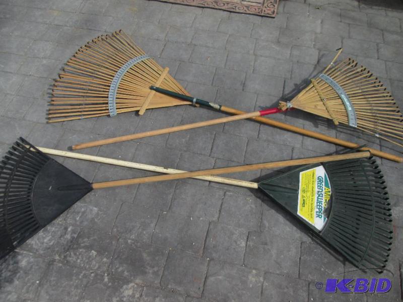 lot 15 image: Lot of assorted rakes...
