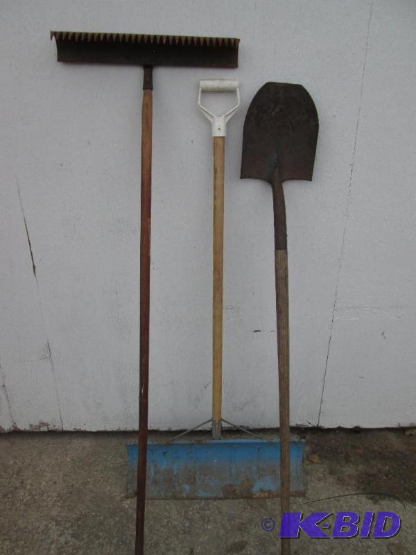 lot 21 image: Lot of assorted shovels...