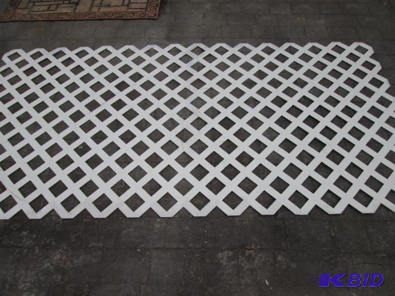 lot 29 image: 4 x 8 foot sheet of plastic lattice...