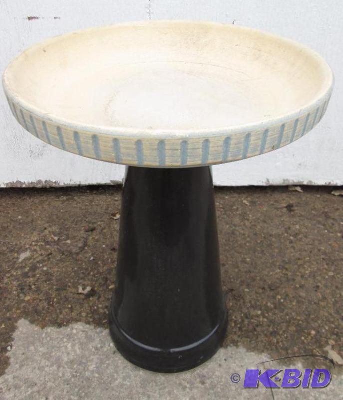 lot 32 image: Heavy cast bird bath...
