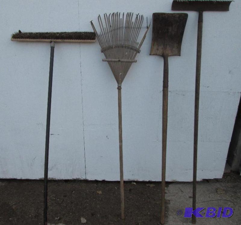 lot 41 image: Lot of vintage shovels and rakes...