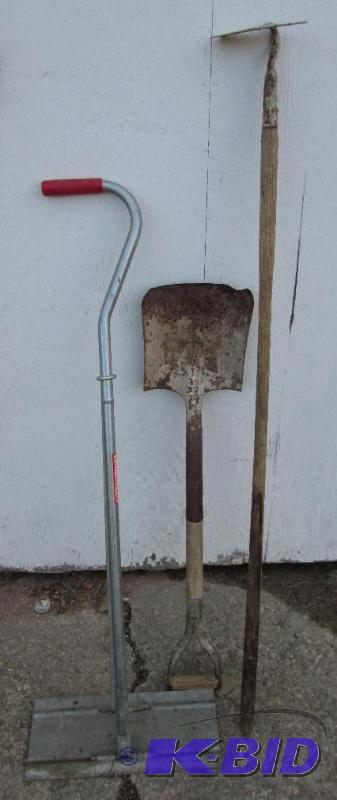 lot 42 image: Lot of assorted yard work tools...