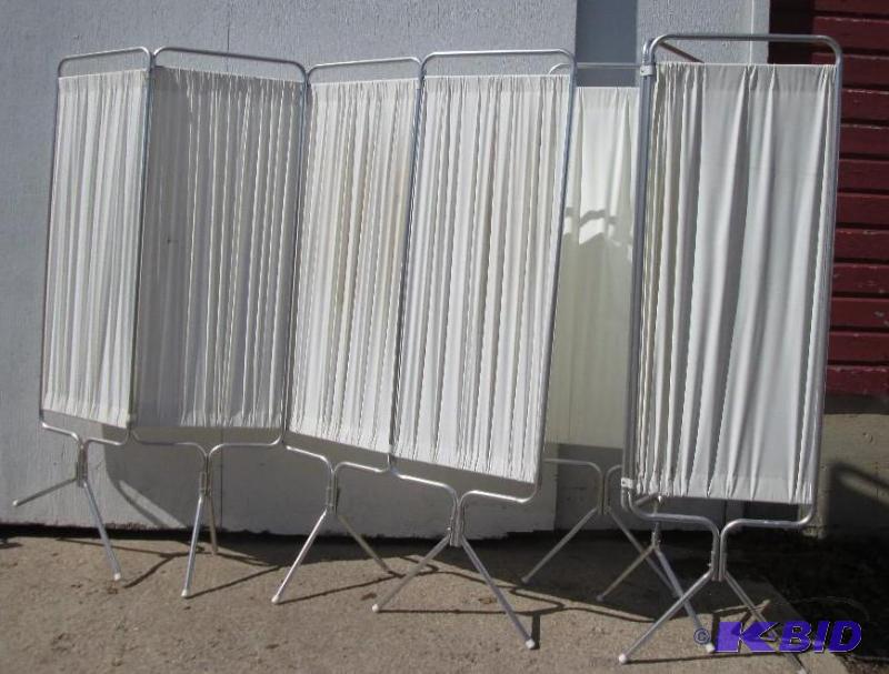 lot 80 image: Hospital room dividers, plastic on aluminum f...