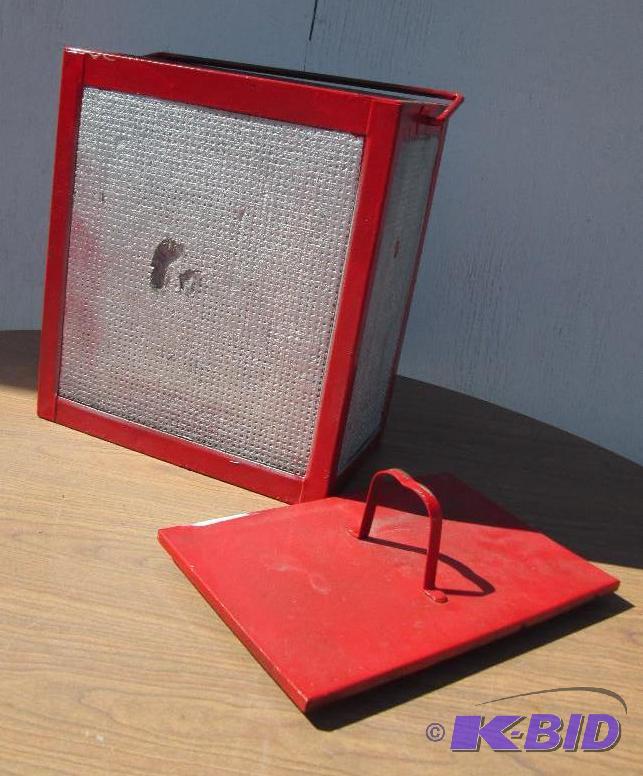 lot 90 image: Vintage Insulated box with latching lid, the ...