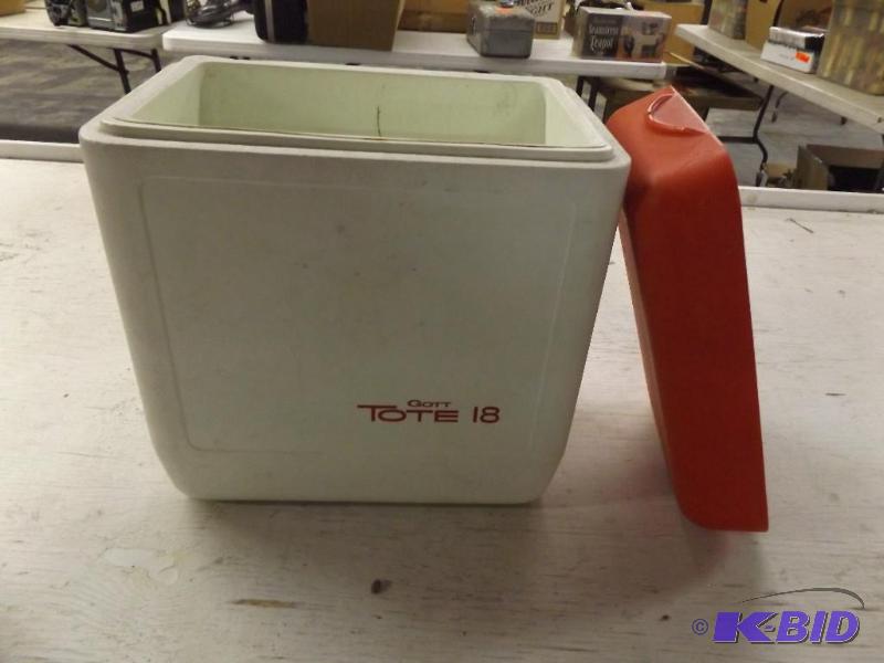 Rubbermaid Cooler with Ice Packs...