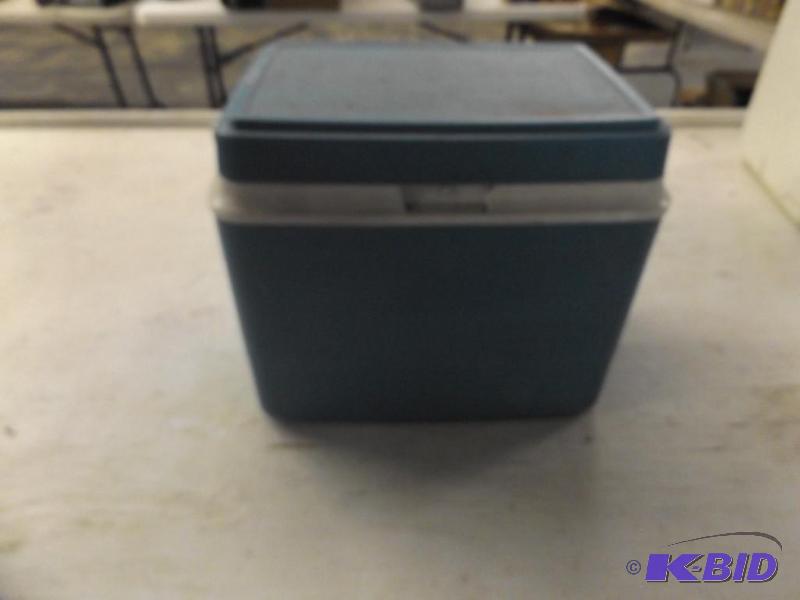 Rubbermaid Cooler with Ice Packs...