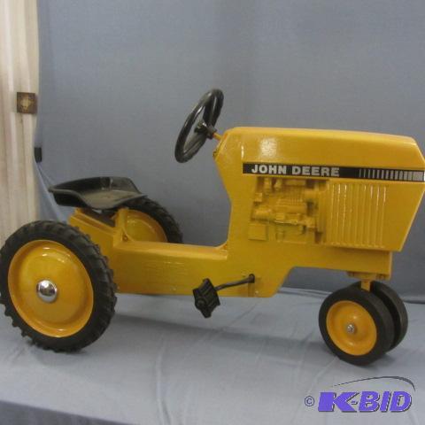 lot 2 image: Ertl John Deere Pedal Tractor