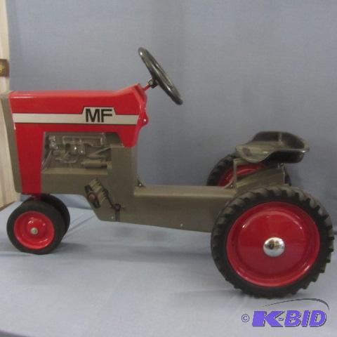 lot 3 image: Ertl Massey Ferguson Pedal Tractor