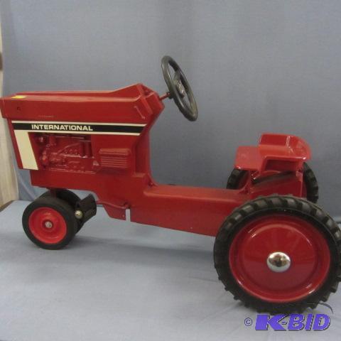 lot 4 image: Ertl IH Pedal Tractor