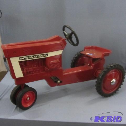 lot 6 image: Ertl IH Pedal Tractor