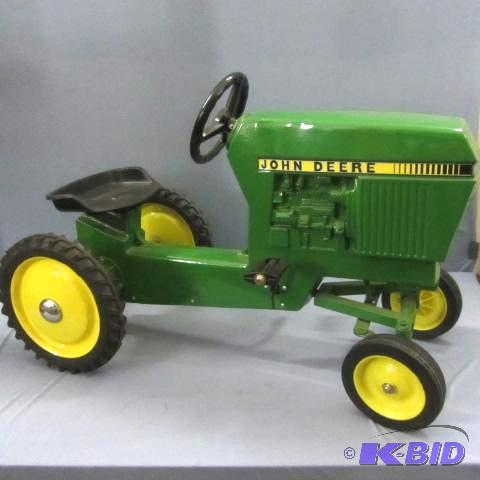 lot 7 image: Ertl John Deere Pedal Tractor