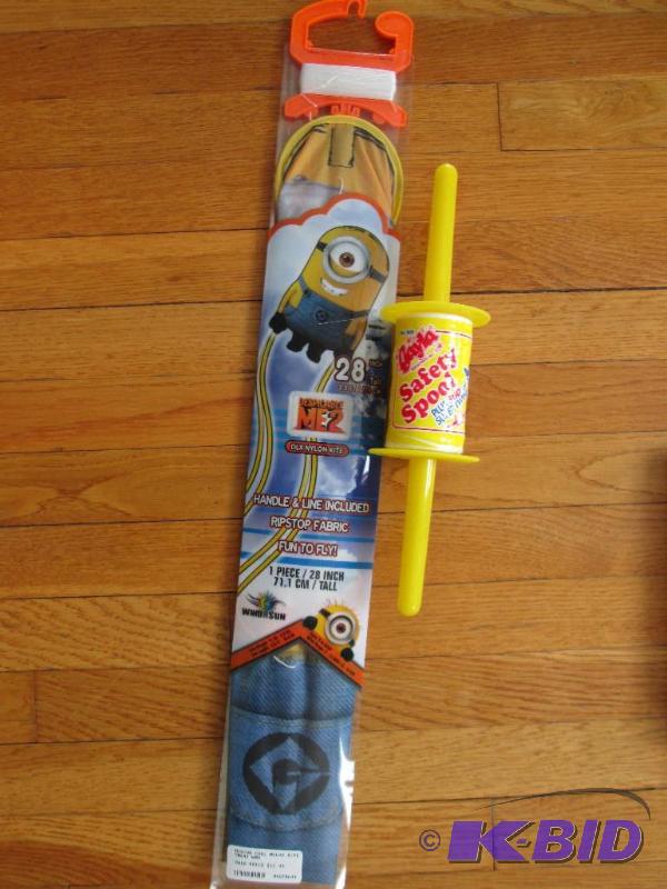 lot 41 image: Quick Clip Stuart 28 inch kite with neon spoo...