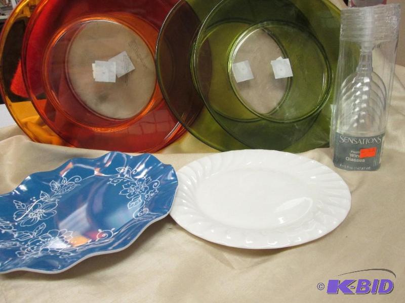 4 plastic plates red and green, 1 blue plate,...