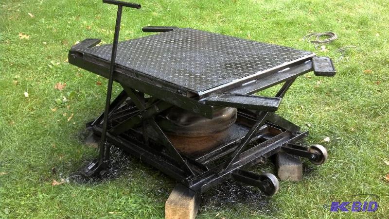 lot 17 image: Portable CarATV lift, 6000 lb capacity...