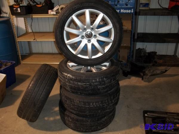 lot 13 image: Volkswagen aluminum rims with Hankook Optimo ...