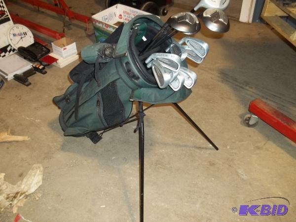 lot 39 image: Peak golf set with bag, 13 left handed clubs....