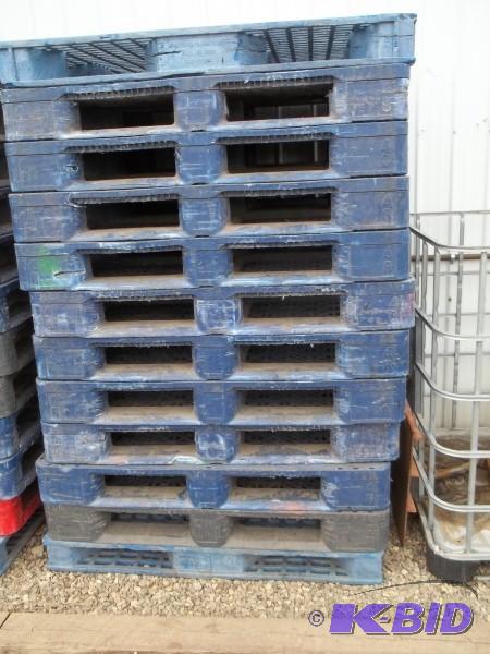 lot 40 image: Plastic pallets 12 total....