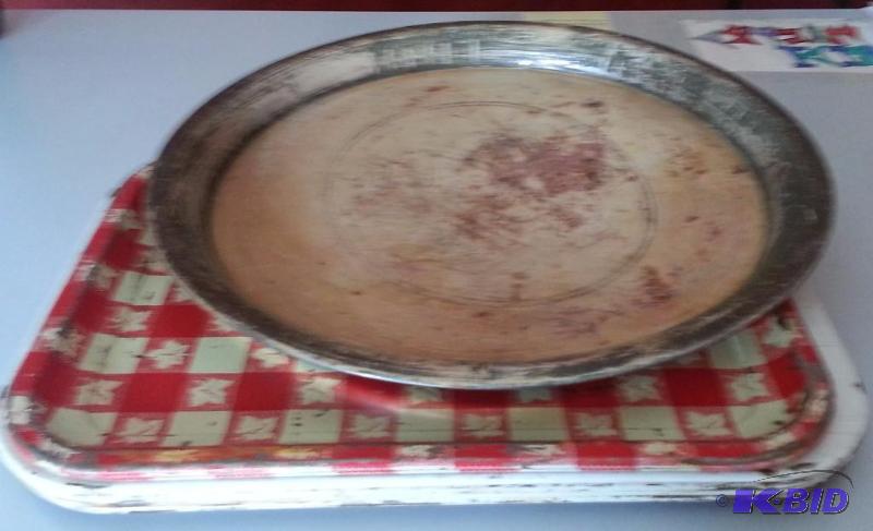 Lot of Vintage Metal Trays...