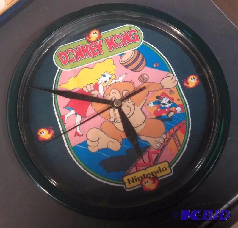 lot 10 image: Vintage Donkey Kong Clock 8 12"...