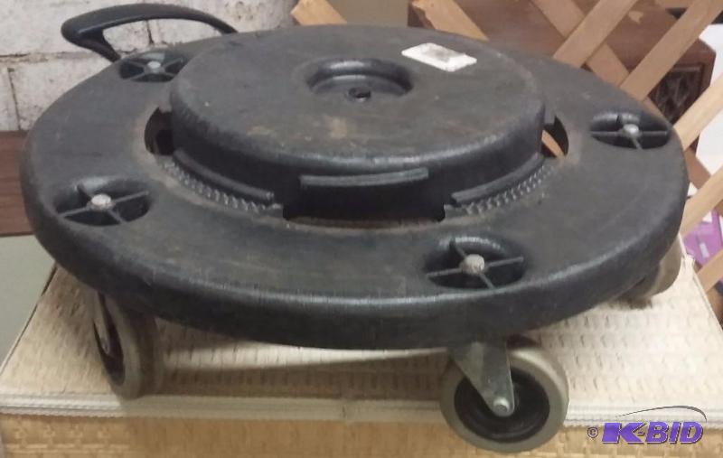 lot 46 image: RUBBERMAID 2640 Brute Dolly...