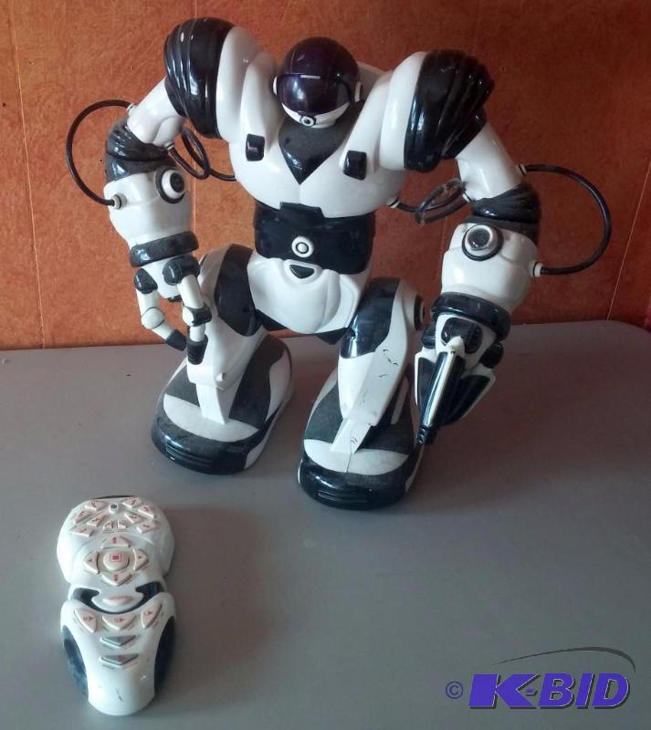 Wow Wee Robosapien Humanoid Toy Robot with Re...