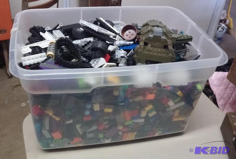 LARGE Lot of Legos. Many many sets, with all ...