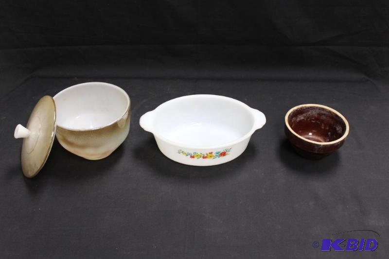 lot 134 image: Assorted Vintage Items ...