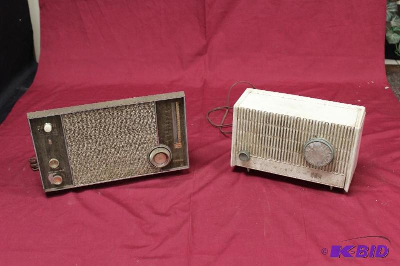 lot 137 image: Vintage Radios ...