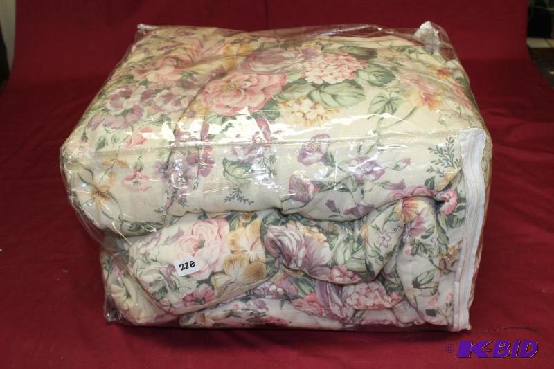 lot 228 image: Bed Spread Comforter ...