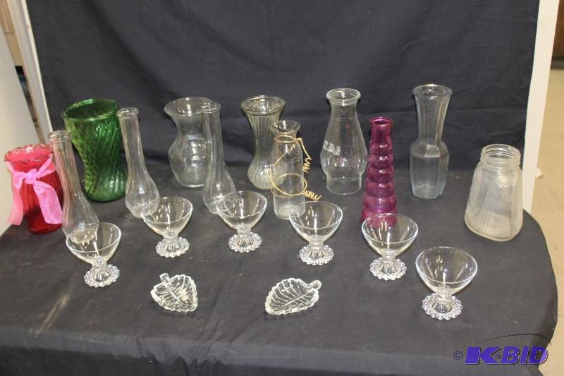 lot 250 image: Assorted Decorative Glass ...
