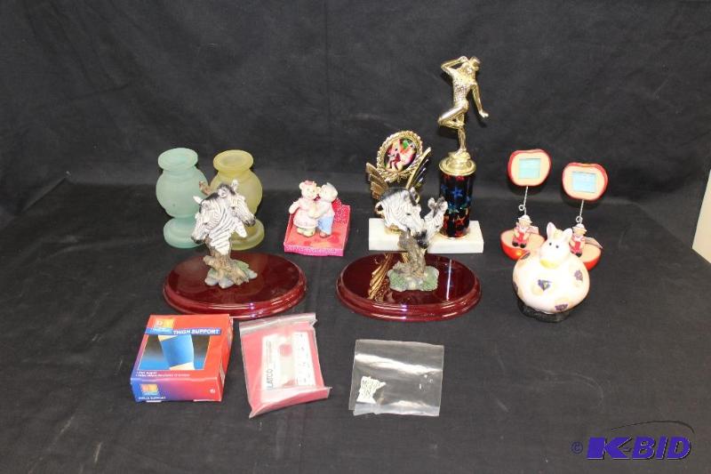 lot 322 image: Assorted Decorative Items ...