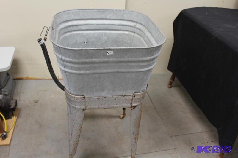 lot 51 image: Vintage Tin Wash Tub ...