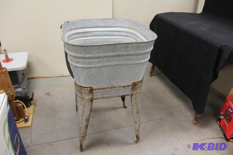 lot 52 image: Vintage Tin Wash Tub ...