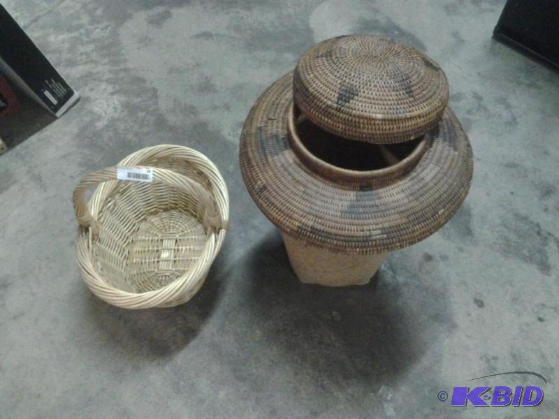 lot 16 image: Lot of (2) Vintage Baskets
