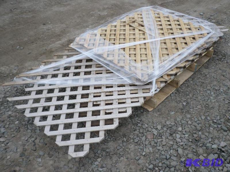 lot 12 image: Pallet Of Various Sized Pieces Of Lattice Fen...