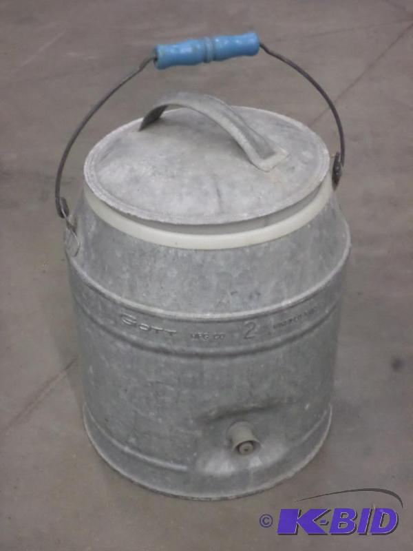 lot 129 image: Vintage Insulated Drink Cooler...