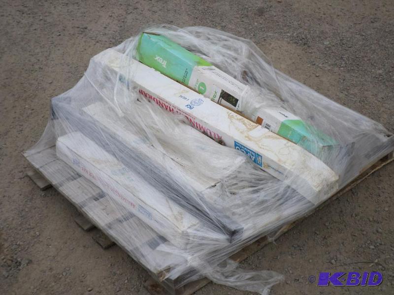 lot 16 image: Pallet Of Misc Bundles Of Unused Trex 39"...