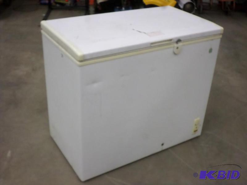 lot 37 image: GE Model FCM7HDNAWH Chest Freezer, Works...