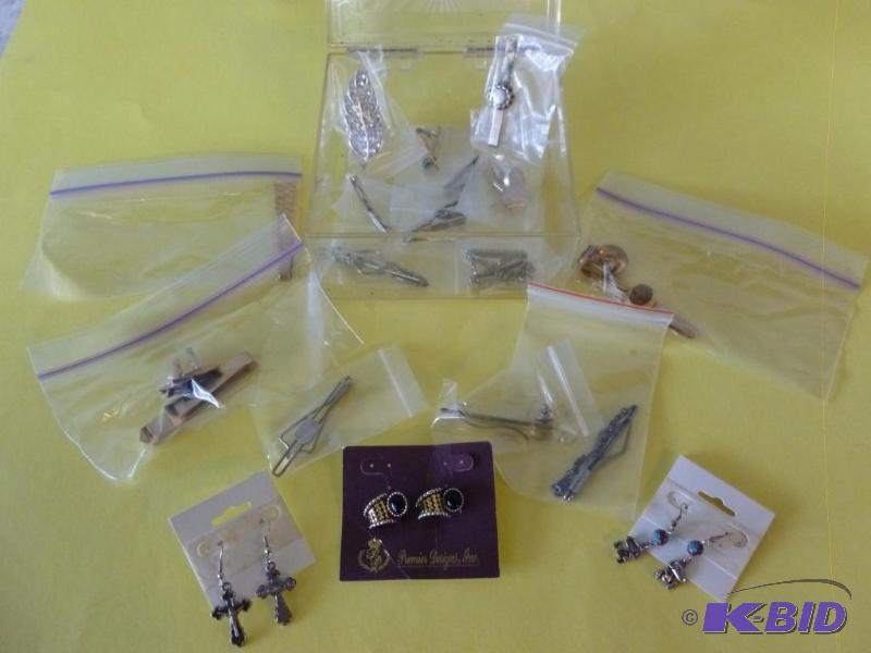 lot 114 image: Large lot of nice looking jewelry pieces, som...