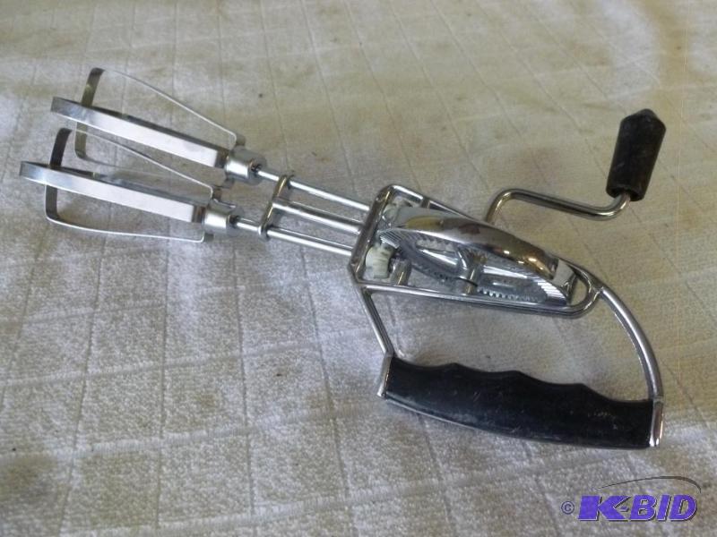 lot 125 image: Vintage hand egg beater, 10" L....