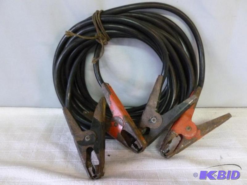 lot 17 image: A pair of heavy duty copper jumper cables....