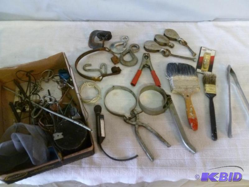 lot 23 image: This lot consists of hook snaps, pulleys, vin...